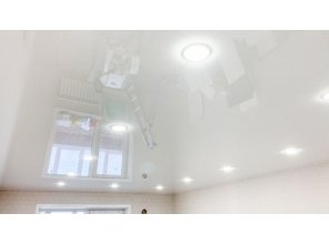 Монтаж потолка на кухне 25 м2 с использованием пленки VIPCEILING серии MONLANGE L9001 (3.50)