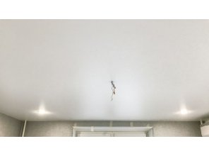 Монтаж потолка в спальне 14 м2 с использованием пленки VIPCEILING серии MONLANGE M9001 (3.80)