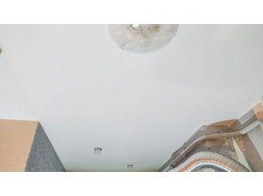 Монтаж потолка в ванной 7 м2 с использованием пленки VIPCEILING серии MONLANGE M9001 (2.60)