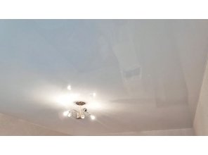 Монтаж потолка в гостиной 18 м2 с использованием пленки VIPCEILING серии MONLANGE L9001 (3.80)