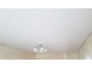 Монтаж потолка в гостиной 20 м2 с использованием пленки VIPCEILING серии MONLANGE S9020 (3.25)