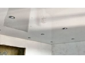 Монтаж потолка для зала 18 м2 с использованием пленки VIPCEILING серии MONLANGE L9001 (4.35)