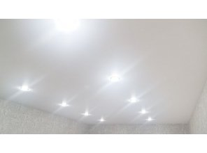Монтаж потолка в гостиной 20 м2 с использованием пленки VIPCEILING серии MONLANGE M9001 (3.50)