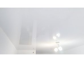 Монтаж потолка в гостиной 18 м2 с использованием пленки VIPCEILING серии MONLANGE L9001 (3.25)