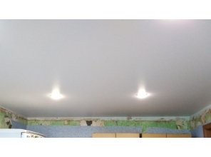Монтаж потолка на кухне 17 м2 с использованием пленки VIPCEILING серии MONLANGE M9001 (3.50)