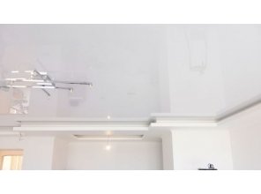 Монтаж потолка на кухне 22 м2 с использованием пленки VIPCEILING серии MONLANGE L9001 (4.90)