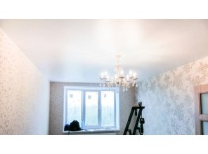 Монтаж потолка в гостиной 17 м2 с использованием пленки VIPCEILING серии MONLANGE S9020 (3.50)