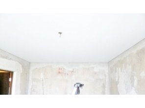 Монтаж потолка в гостиной 20 м2 с использованием пленки VIPCEILING серии MONLANGE M9001 (3.50)