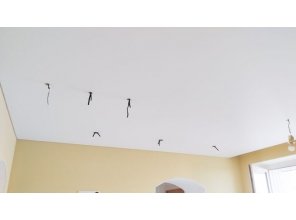 Монтаж потолка на кухне 14 м2 с использованием пленки VIPCEILING серии MONLANGE M9001 (5.40)