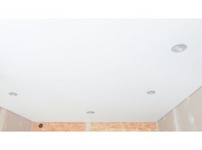 Монтаж потолка в спальне 13 м2 с использованием пленки VIPCEILING серии MONLANGE M9001 (2.60)