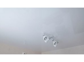 Монтаж потолка на кухне 11 м2 с использованием пленки VIPCEILING серии MONLANGE L9001 (3.25)
