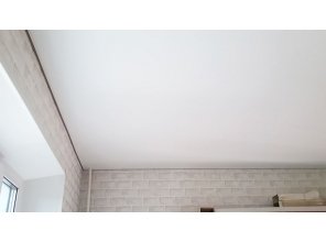 Монтаж потолка на кухне 9 м2 с использованием пленки VIPCEILING серии MONLANGE M9001 (2.60)