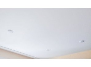 Монтаж потолка на кухне 8 м2 с использованием пленки VIPCEILING серии MONLANGE M9001 (3.25)