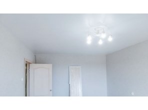 Монтаж потолка в гостиной 18 м2 с использованием пленки VIPCEILING серии MONLANGE S9020 (3.25)