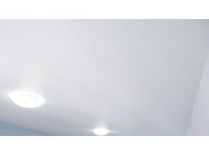 Монтаж потолка в квартире 26 м2 с использованием пленки VIPCEILING серии MONLANGE M9001 (2.15)