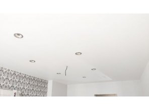 Монтаж потолка в гостиной 16 м2 с использованием пленки VIPCEILING серии MONLANGE M9001 (3.50)