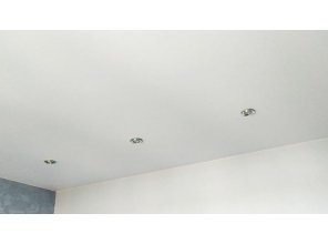 Монтаж потолка в спальне 11 м2 с использованием пленки VIPCEILING серии MONLANGE M9001 (3.50)