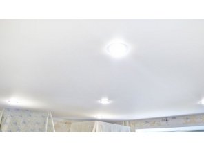 Монтаж потолка в спальне 13 м2 с использованием пленки VIPCEILING серии MONLANGE M9001 (3.50)