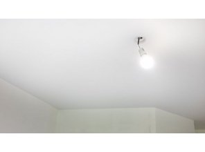 Монтаж потолка в спальне 12 м2 с использованием пленки VIPCEILING серии MONLANGE M9001 (3.50)