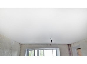 Монтаж потолка в гостиной 22 м2 с использованием пленки VIPCEILING серии MONLANGE M9001 (2.18)