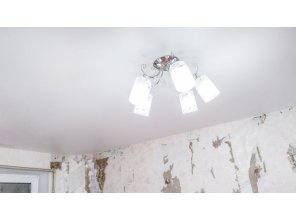 Монтаж потолка в гостиной 17 м2 с использованием пленки VIPCEILING серии MONLANGE M9001 (3.25)