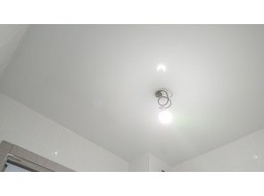 Ремонт потолка в ванной 3 м2 с использованием пленки VIPCEILING серии MONLANGE L9001 (2.15)