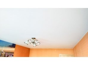 Ремонт потолка в гостиной 16 м2 с использованием пленки VIPCEILING серии MONLANGE M9001 (3.25)