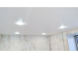 Ремонт потолка в спальне 10 м2 с использованием пленки VIPCEILING серии MONLANGE M9001 (3.25)