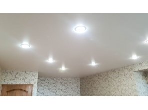 Монтаж потолка в гостиной 18 м2 с использованием пленки VIPCEILING серии MONLANGE M9001 (3.25)