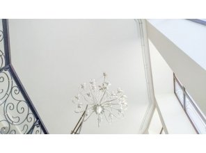 Монтаж потолка в гостиной 30 м2 с использованием пленки VIPCEILING серии MONLANGE M9001 (5.45)