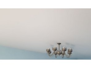 Монтаж потолка в гостиной 20 м2 с использованием пленки VIPCEILING серии MONLANGE M9001 (3.25)