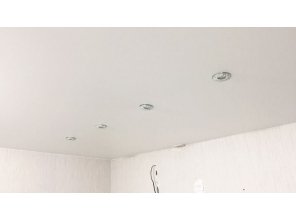 Монтаж потолка на кухне 18 м2 с использованием пленки VIPCEILING серии MONLANGE M9001 (4.35)