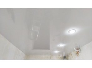 Монтаж потолка на кухне 7 м2 с использованием пленки VIPCEILING серии MONLANGE L9001 (2.15)