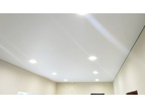 Монтаж потолка на кухне 17 м2 с использованием пленки VIPCEILING серии MONLANGE M9001 (3.25)