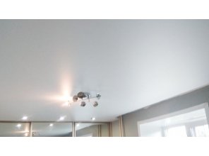 Монтаж потолка в спальне 9 м2 с использованием пленки VIPCEILING серии MONLANGE M9001 (2.60)