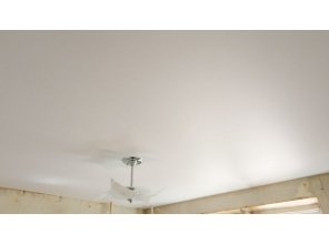 Монтаж потолка на кухне 8 м2 с использованием пленки VIPCEILING серии MONLANGE M9001 (3.50)