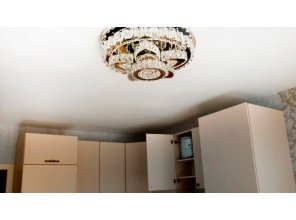Монтаж потолка на кухне 17 м2 с использованием пленки VIPCEILING серии MONLANGE M9001 (3.50)