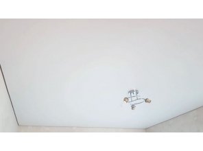 Монтаж потолка в спальне 12 м2 с использованием пленки VIPCEILING серии MONLANGE M9001 (3.50)