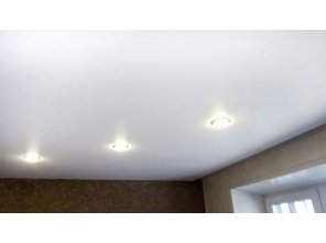 Монтаж потолка в спальне 13 м2 с использованием пленки VIPCEILING серии MONLANGE M9001 (3.50)