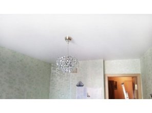 Монтаж потолка на кухне 17 м2 с использованием пленки VIPCEILING серии MONLANGE M9001 (3.50)