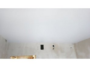 Бесшовный матовый натяжной потолок на кухню 9,9 м2