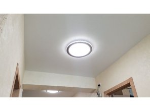 Бесшовный сатиновый натяжной потолок в прихожей 18,9 м2