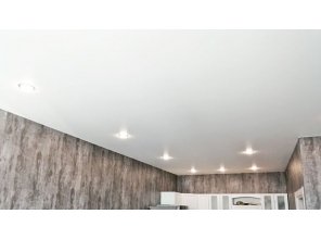 Бесшовный матовый натяжной потолок на кухню 20,9 м2
