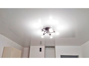 Бесшовный глянцевый натяжной потолок на кухню 13,4 м2