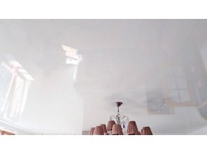 Бесшовный глянцевый натяжной потолок в деревянном доме 29,1 м2