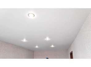 Бесшовный матовый натяжной потолок в гостиную 17,9 м2