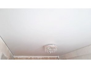 Бесшовный матовый натяжной потолок для зала 16,3 м2