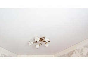 Бесшовный матовый натяжной потолок в спальню 11,9 м2