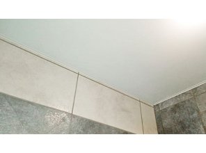 Бесшовный сатиновый натяжной потолок в ванную комнату 6,1 м2