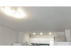 Монтаж потолка на кухне 18 м2 с использованием пленки VIPCEILING серии MONLANGE M9001 (3.50)